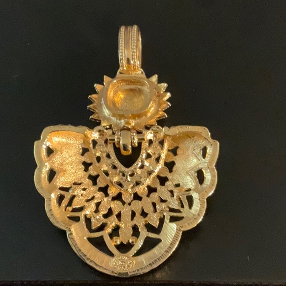 Elizabeth Taylor Jhaveri for Avon purple crystal faux pearl gold tone pendant - Picture 2 of 3